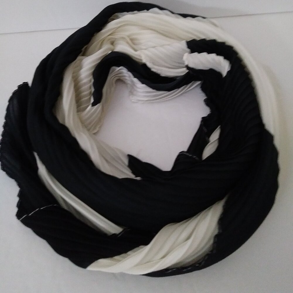 Lulla Collection Pleated Square Black/White Scarf